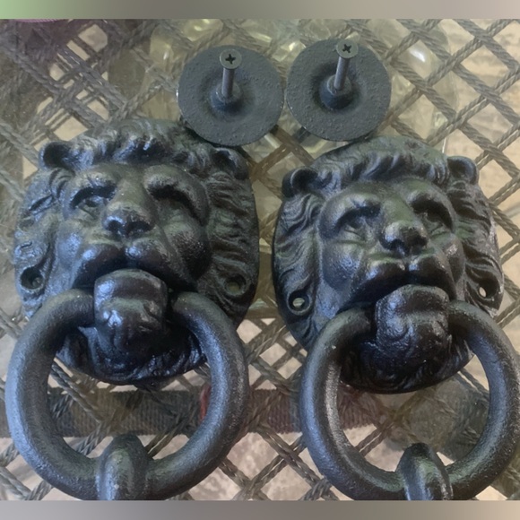 Black Cast Iron Lion Set of 2 Door Knockers with hardware - Picture 16 of 16